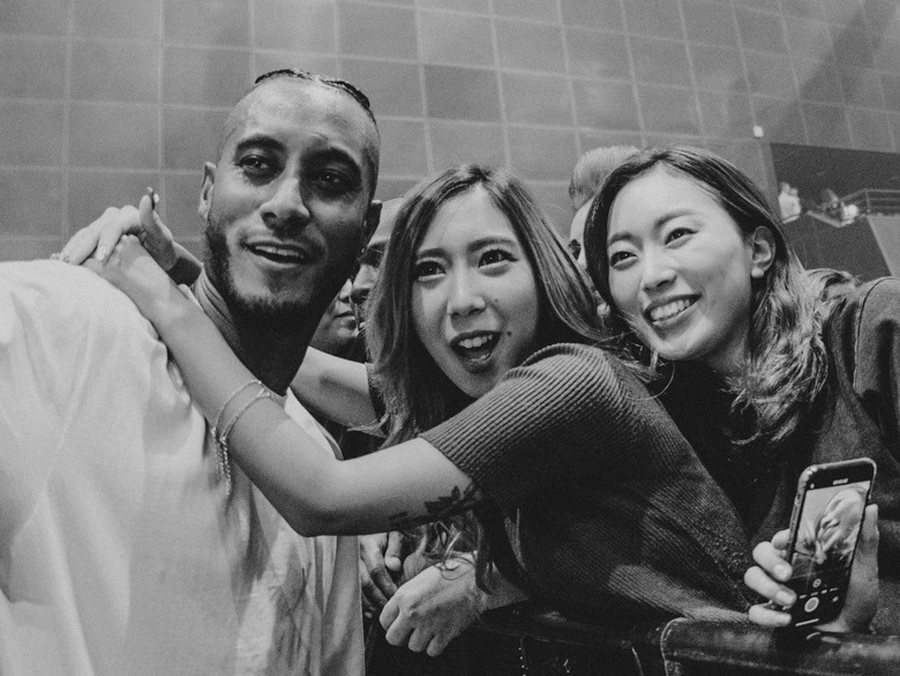 Artiest maakt een selfie met fans aan het hek