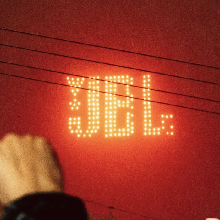 Het JBL-logo in lichtjes op de avond