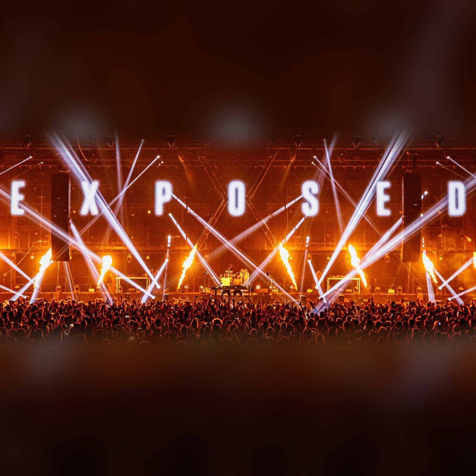 Exposed: podium met lichtletters, lasers, vlammen en een volle zaal
